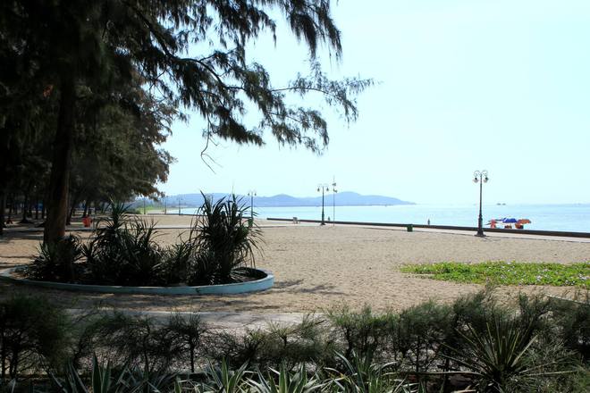 La plage de Doi Duong ou aussi connu comme le parc de Doi Duong est l'une des belles plages de la ville de Phan Thiet avec des rangs de peupliers et de filaos le long de la plage